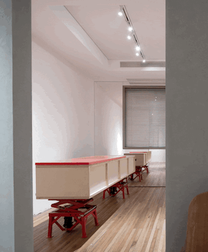 21_品牌以汽修升降台作为支撑的收银台 Cashier supported by auto repair lift table ©吴鉴泉 Vincent Wu